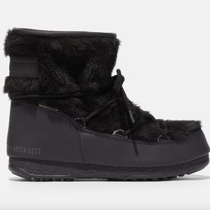 Moon boots with tags